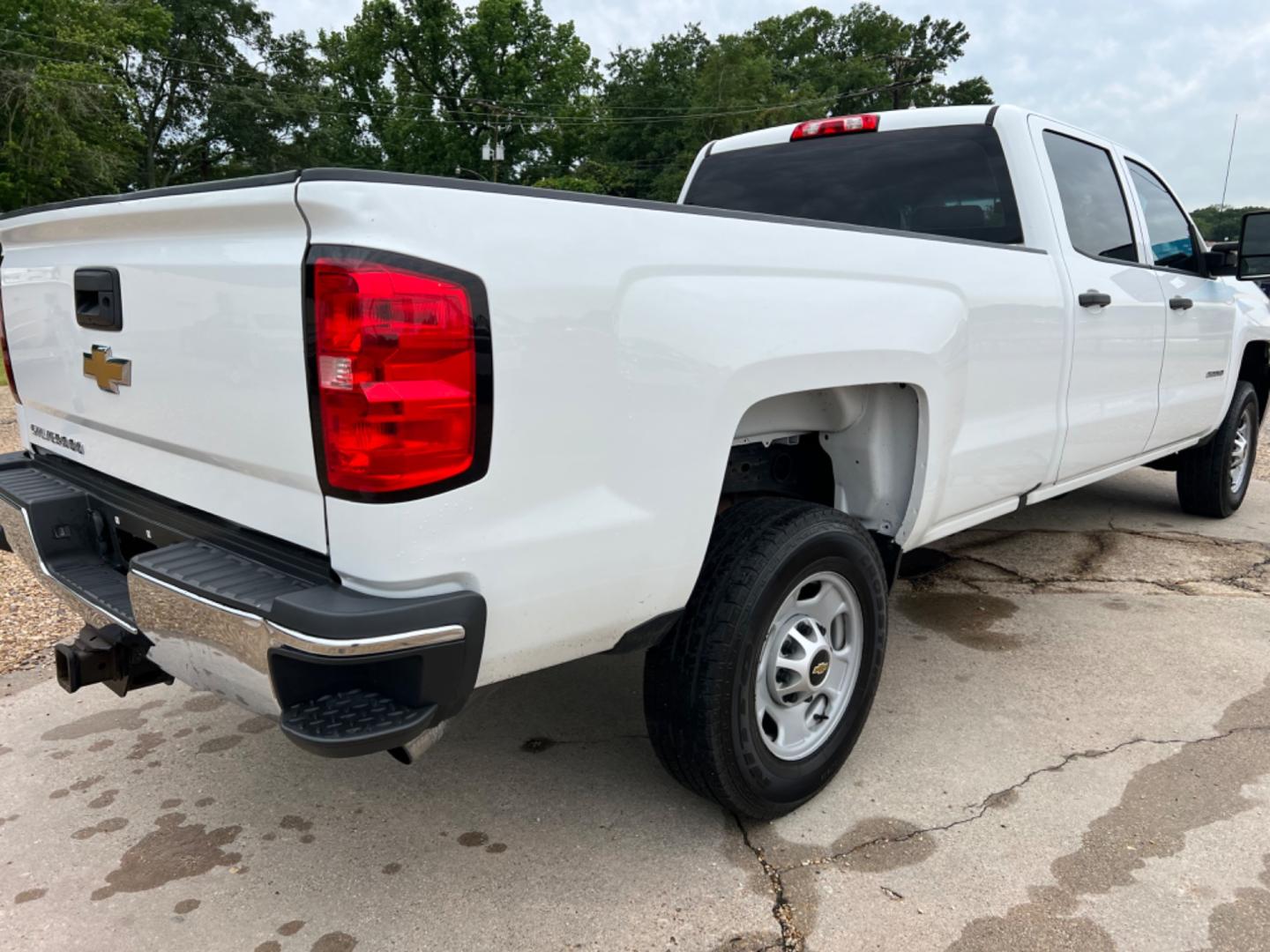 2018 White /Gray Chevrolet Silverado 2500HD (1GC1CUEG3JF) with an 6.0L V8 engine, Automatic transmission, located at 4520 Airline Hwy, Baton Rouge, LA, 70805, (225) 357-1497, 30.509325, -91.145432 - 2018 Chevrolet Silverado 2500HD Crew Cab 8Ft Bed ***One Owner & No Accidents*** 6.0 V8 Gas, 2WD, 212K Miles, Power Windows, Locks & Mirrors, Tow Pkg. FOR INFO PLEASE CONTACT JEFF AT 225 357-1497 CHECK OUT OUR A+ RATING WITH THE BETTER BUSINESS BUREAU WE HAVE BEEN A FAMILY OWNED AND OPERATED BUSINE - Photo#5